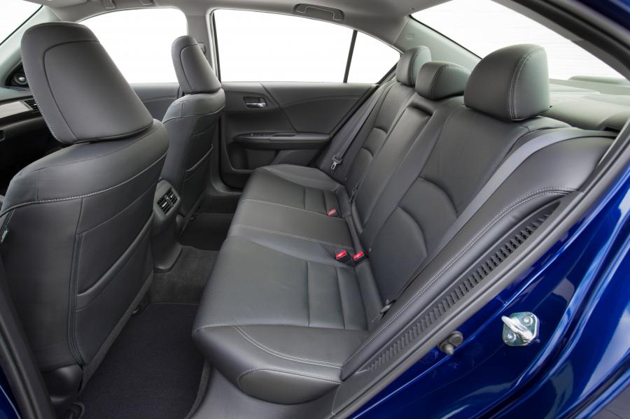 Интерьер Honda Accord Hybrid 2016 года  (NA) (фото 3 из 41)